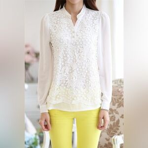Chic Feminine White Business Casual Long Sleeve Floral Top Lace Blouse in Size M
